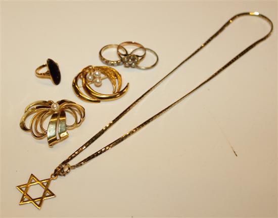 2 x 9ct gold rings, 2 other rings, 2 x 9ct gold brooches and a 9ct gold pendant